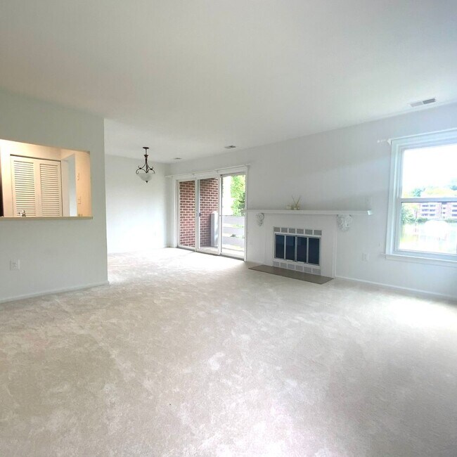 Building Photo - 7594 Lakeside Village Dr