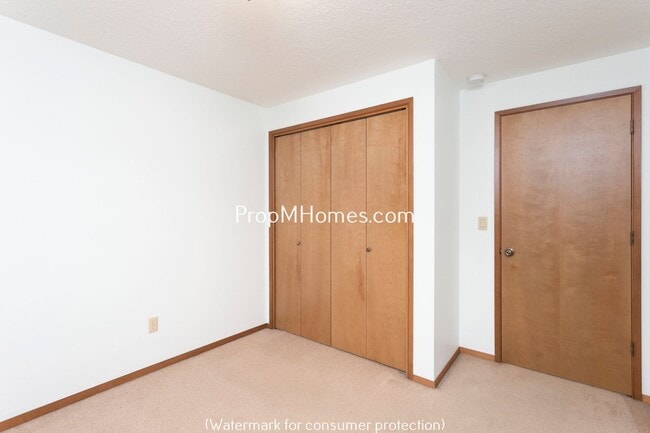 Building Photo - Spacious Four Bedroom Split-Level Home In Milwaukie!