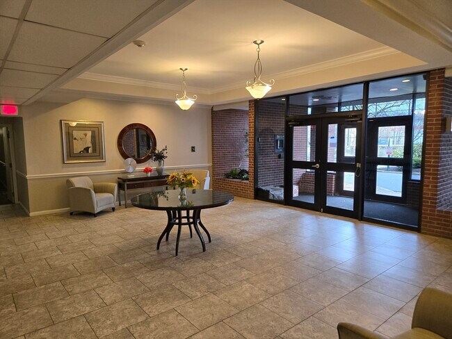 Building Photo - 20-30-30 Daniels St