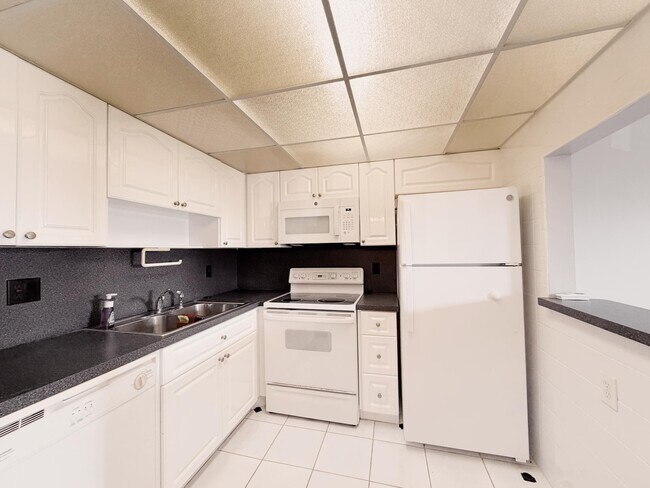 Building Photo - 100 Village Green Cir E