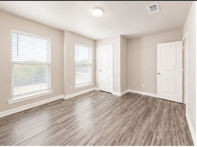 Building Photo - Available August 10TH: Desirable Ratliff Ridge Townhomes
