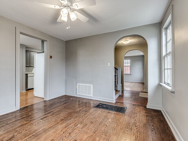 Building Photo - Charming 2bed/1.5 bath minutes from Plaza in Aurora Neighborhood - Appliances, Garage + Storm She...