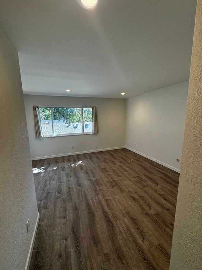 Building Photo - Gorgeous Updated 3-Bedroom Townhome in Pri...
