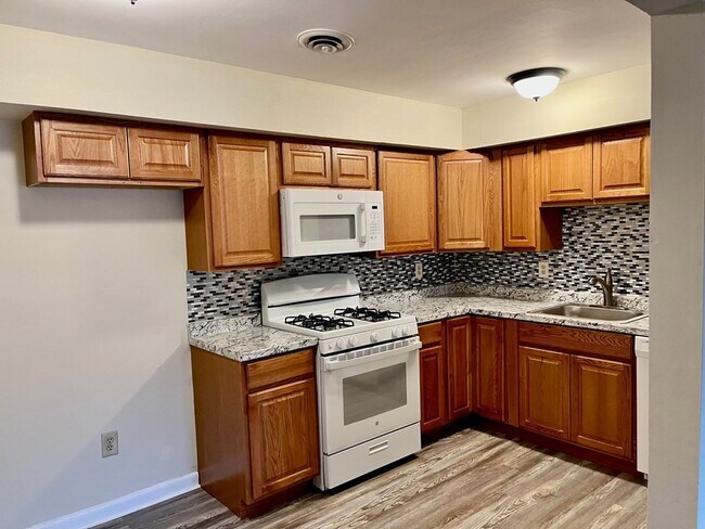 Building Photo - 225 Danforth St