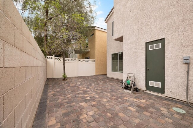 Building Photo - Great location 3 bedrooms 2 1/2 bath, community pool, St. Rose pkwy and Spencer