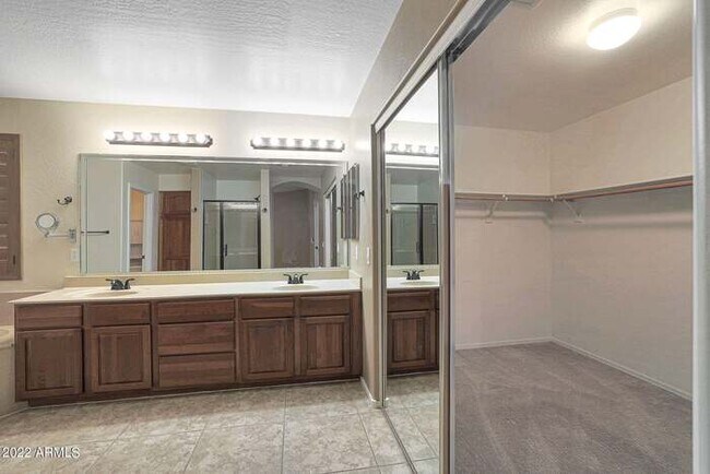 Building Photo - Beautiful 5 bedroom w/pool!