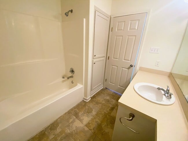 Building Photo - 2-Bed, 2.5-Bath Townhouse Near McNeese State University