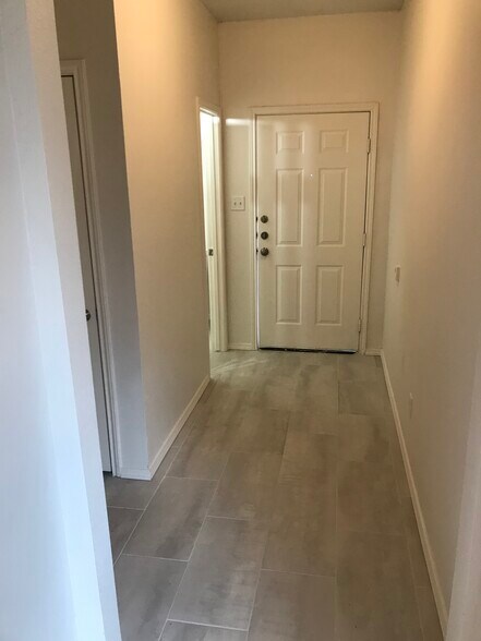 Entrance hallway - 5750 Golf Hts