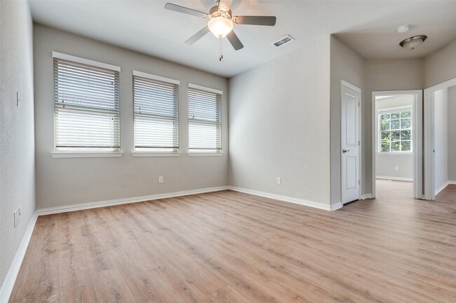 Building Photo - 616 Club Dr