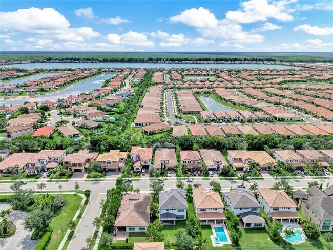Building Photo - 8855 Watercrest Cir W