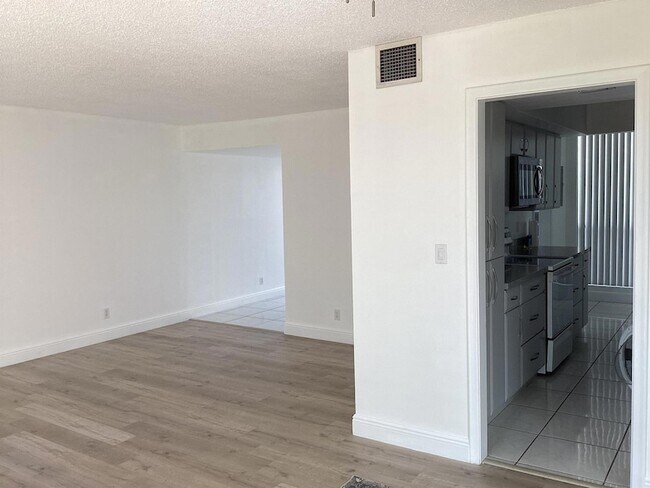 Building Photo - 00 Bridgewood Dr