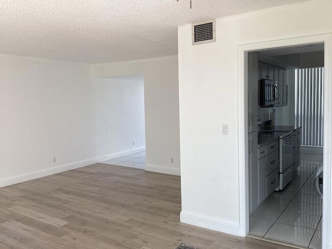 Building Photo - 2308 Bridgewood Dr