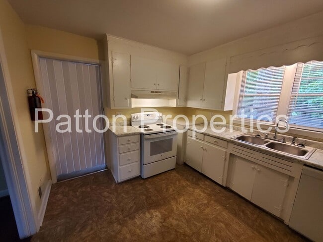 Building Photo - Forest Acres Home