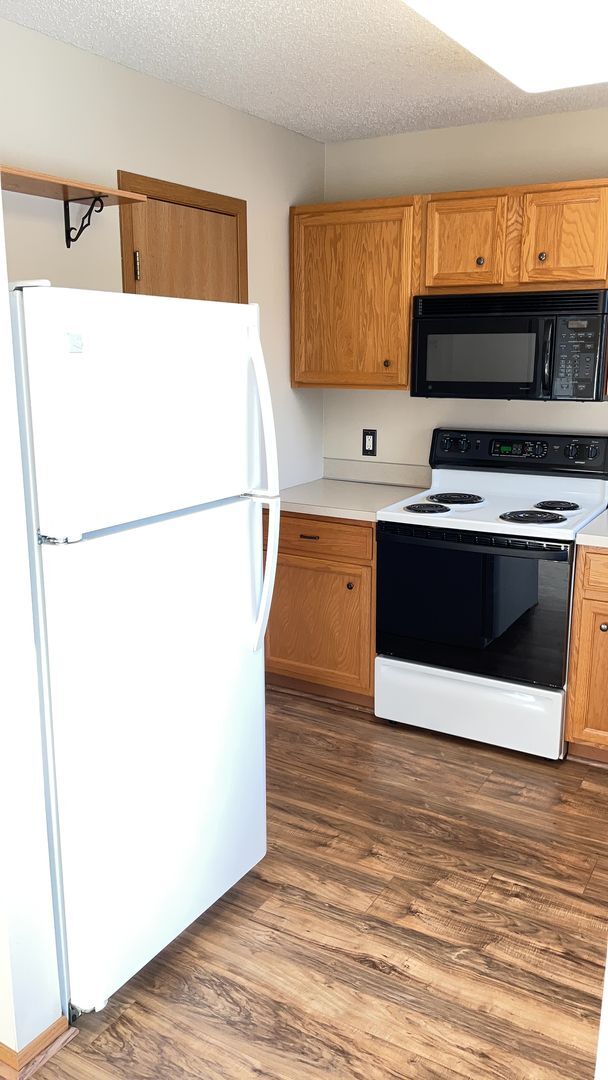 Building Photo - 2 Bed Apple Valley Townhome available 4/1/26!