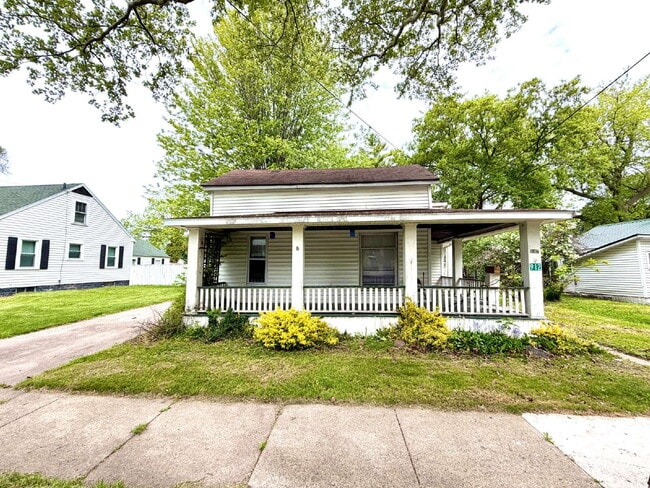 Building Photo - 3 Bedroom - 1 Bath Home WITH PROMO: ONE MONTH FREE!