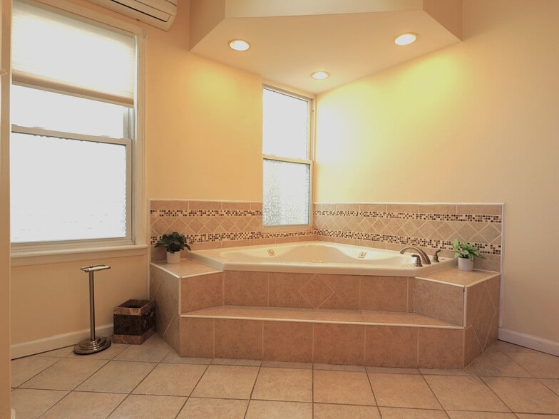 Building Photo - 316 Ella St