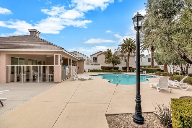 Building Photo - Great location 3 bedrooms 2 1/2 bath, community pool, St. Rose pkwy and Spencer