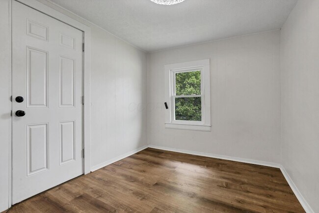 Building Photo - 2365 Stelzer Rd