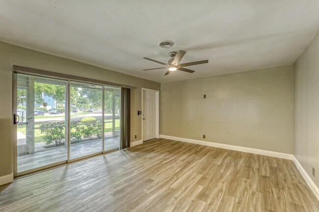 Building Photo - 400 S Luna Ct