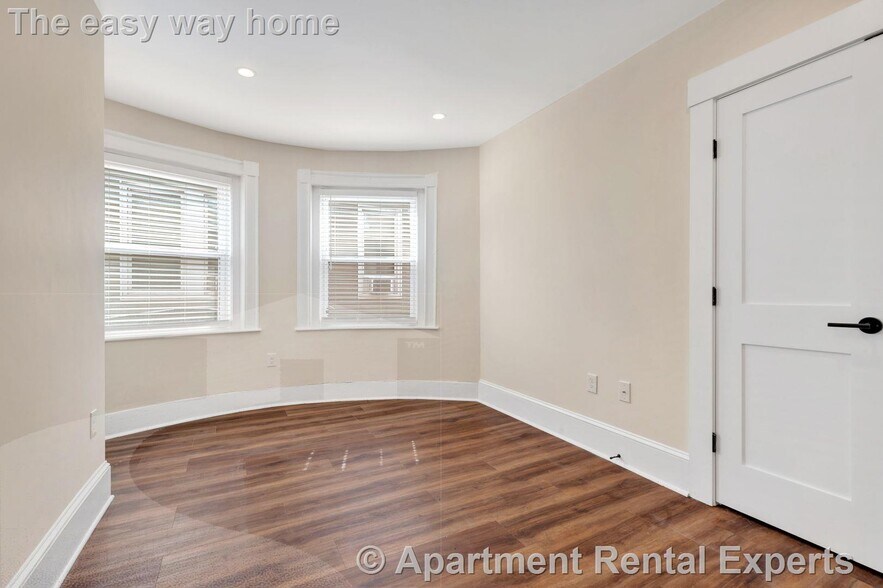 Building Photo - 105 School St