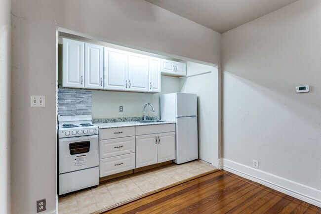 Building Photo - CHARMING VICTORIAN APARTMENT