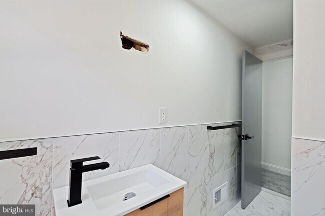 Building Photo - 7 E Oxford St