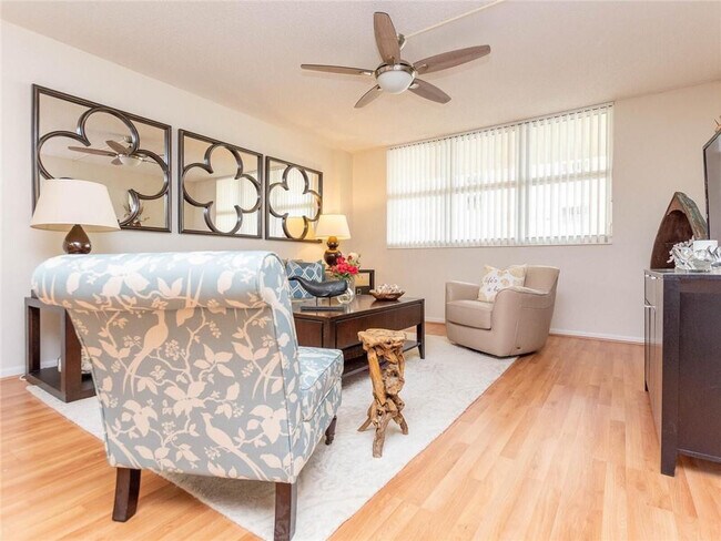 Building Photo - 1147 Hillsboro Mile