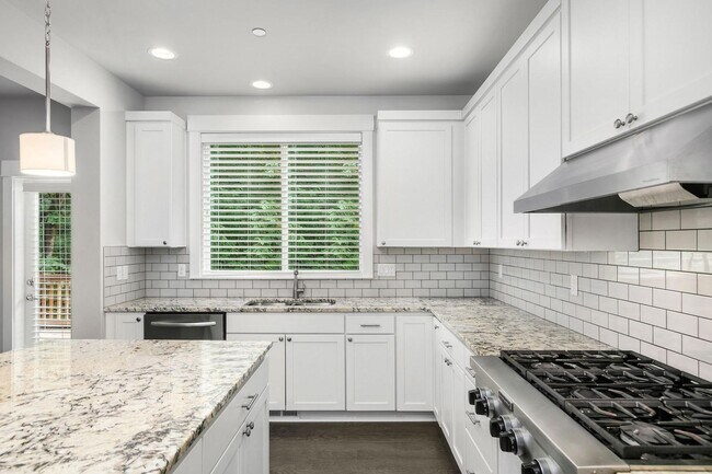 Building Photo - 6 Bedroom Home in Brookside at the Woodlands