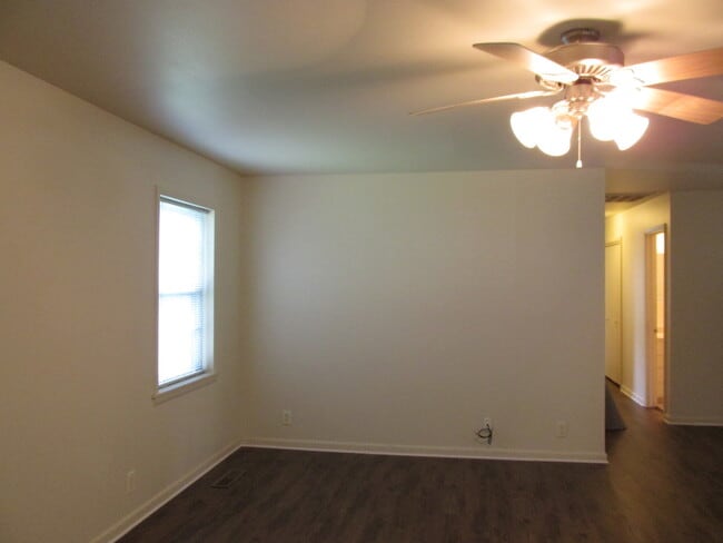 Building Photo - ***342 SW D Street***