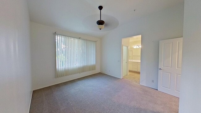 Building Photo - 1002 Reggio Aisle