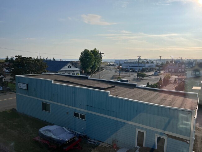 Building Photo - Charming Top-Floor Studio with Scenic Views at The Willows