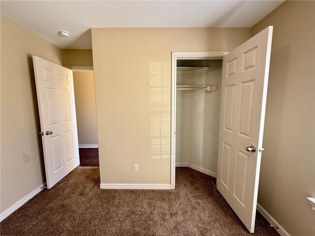 Building Photo - 335-335 Graystone Cir