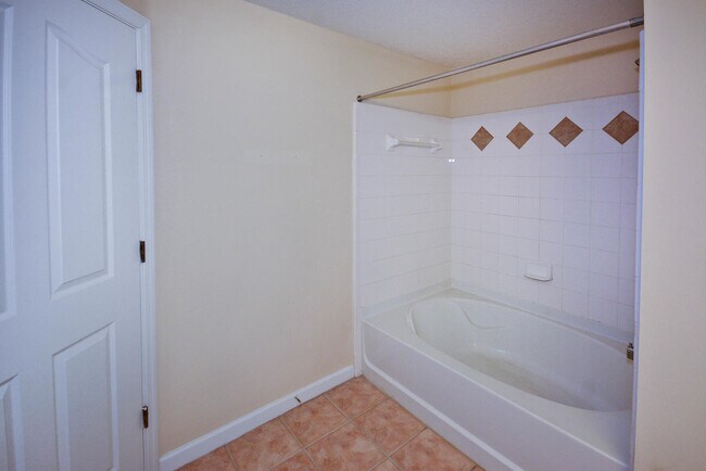 Building Photo - 6203 Myrtlewood Cir W