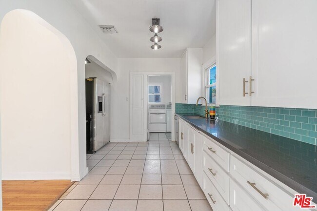 Building Photo - 5606 S Rimpau Blvd