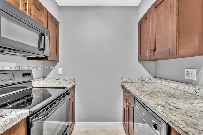 Building Photo - 2811 N Oakland Forest Dr