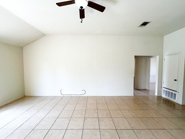 Building Photo - Available NOW!!!! Gorgeous 4 bedroom, 2 ba...