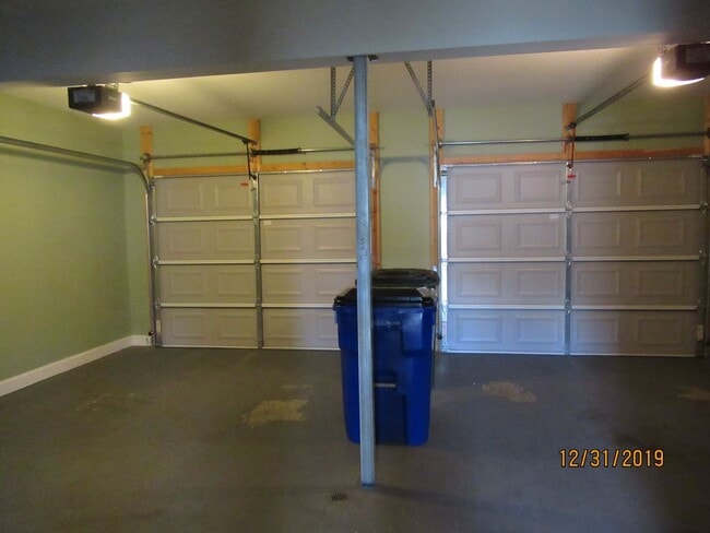 Building Photo - 4 Bedroom 2.5 Bath House with 2 Car Garage