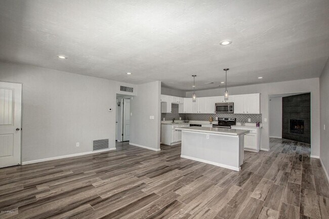 Building Photo - Beautiful Phoenix home