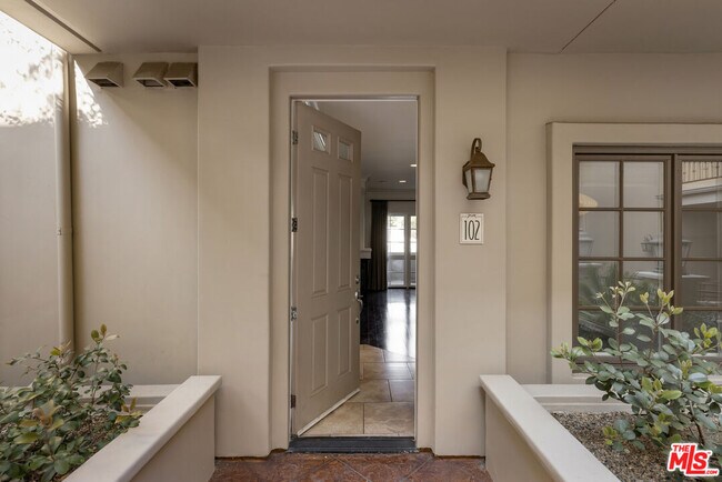 Building Photo - 851 N San Vicente Blvd