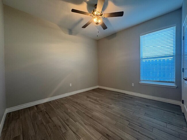 Building Photo - DCR602