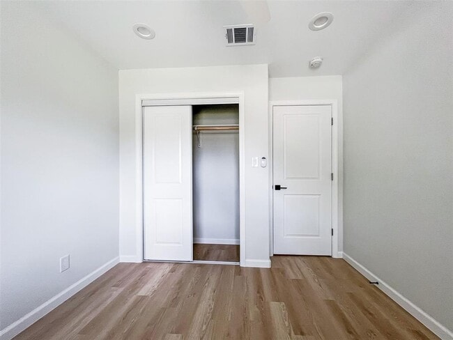 Building Photo - 7736 Croftwood Dr