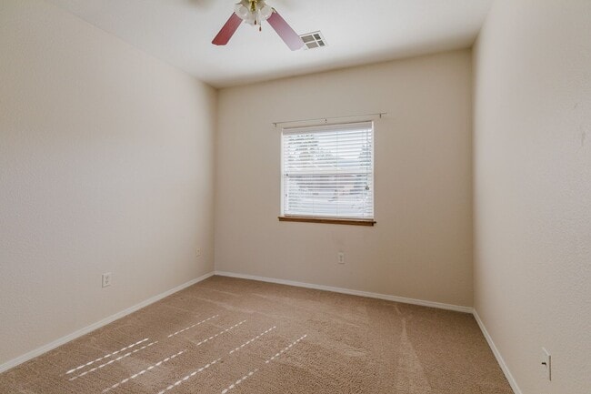 Building Photo - *MOVE IN SPECIAL* $350 OFF FIRST MONTH RENT! Spacious 4 Bedroom Home with Fireplace