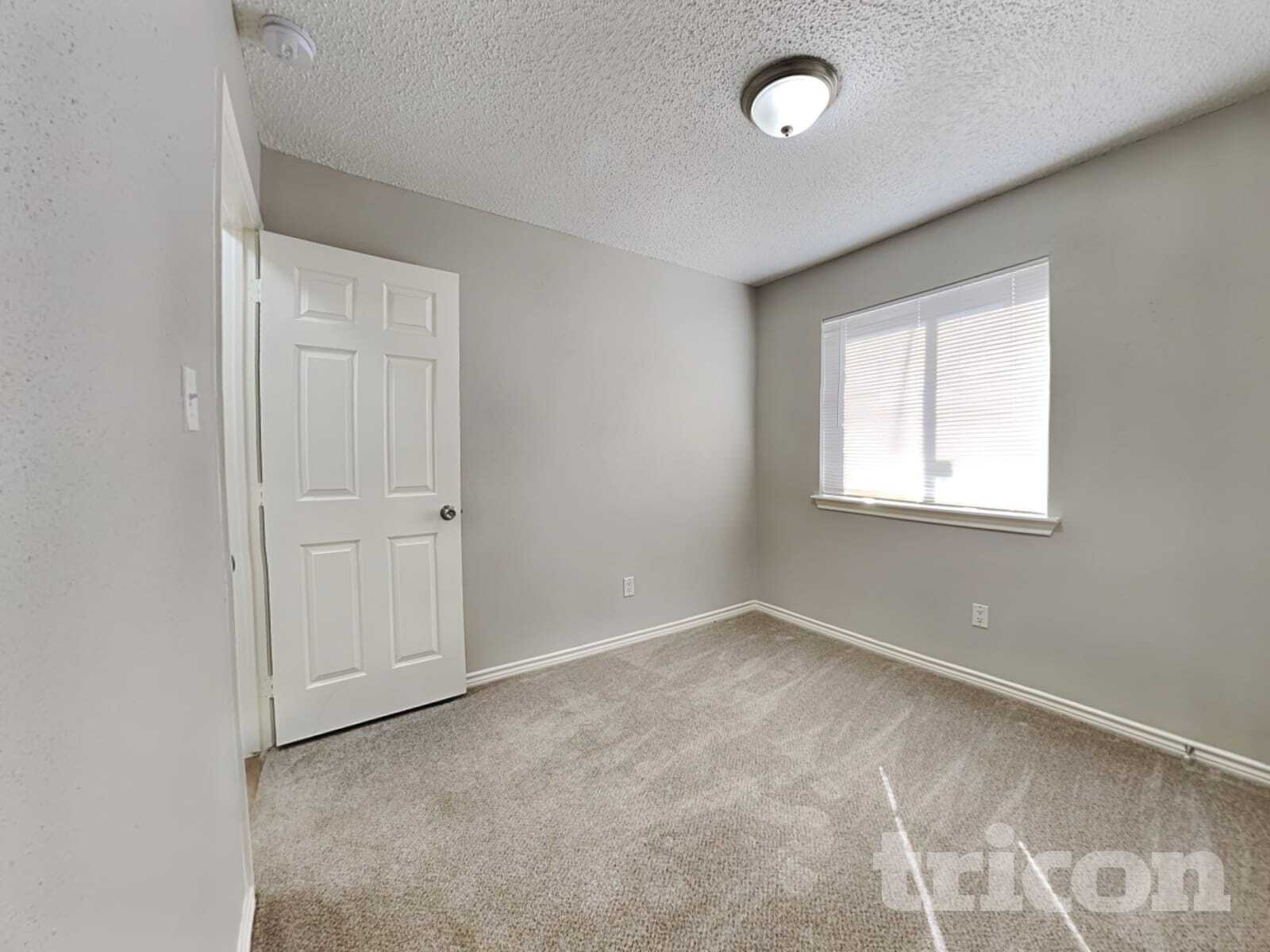 Building Photo - 2214 Townhall Ln