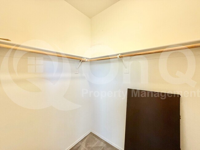Building Photo - 7704 S 23rd Ln