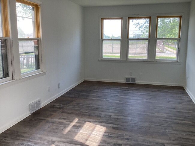 Building Photo - 3 Bedroom Single Family Home with Off stre...
