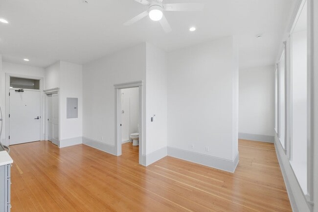 Building Photo - WINTER SPECIAL - NEWLY RENOVATED DOWNTOWN SALEM ONE BEDROOM