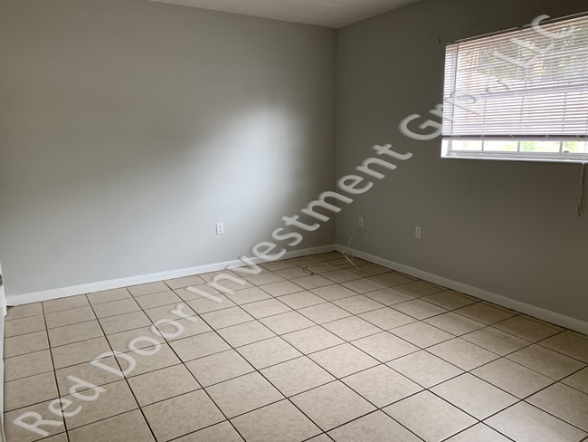 Building Photo - Spacious 1/1 1st Floor Condo - minutes fro...