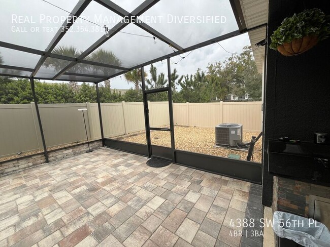 Building Photo - Spacious 4/3 W/ Oversized Screened Lanai