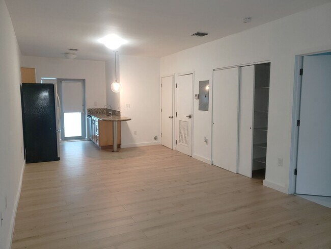 Building Photo - Miami Beach Studios