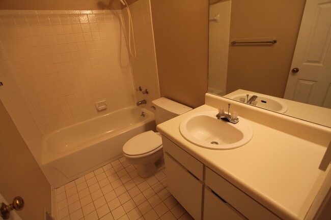 Building Photo - 2 Bed, 2 Bath Apartment – Close to Shoppin...